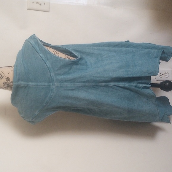 Vocal Fleur De Leis/Wings Graphic Pull Over Top Cowl Neck Size Small Shark Bite - Picture 3 of 5